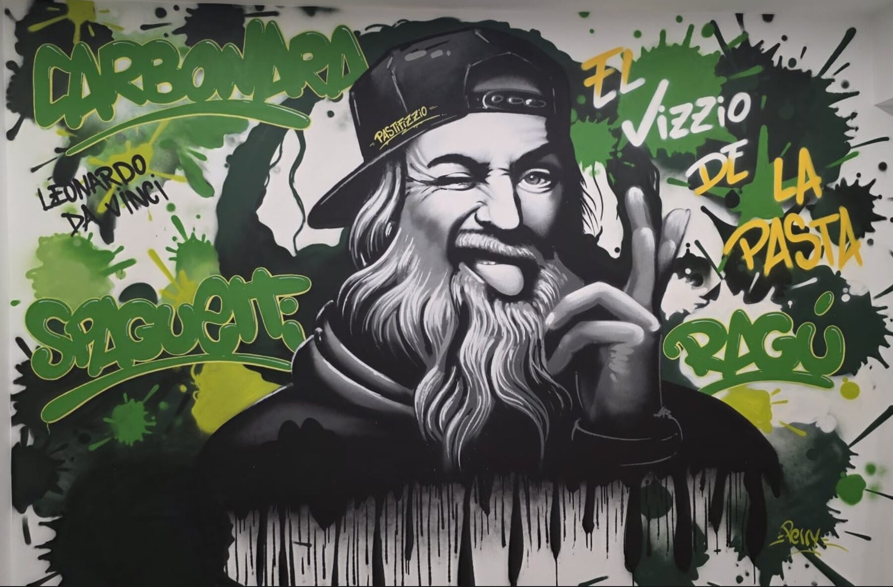 Grafiti de Leonardo da Vinci con gorra Pastifizzio en el local: El vizzio de la pasta